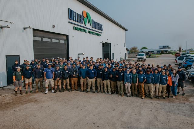 👌🏼 A fresh team photo of the folks responsible for the best-looking lawns in Sioux Falls!